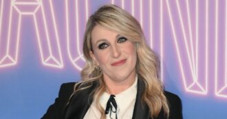 Copertina di “Prima di diventare una comica famosa ero in una holding finanziaria. Mi spaventa quanto lavora chi fa quel mestiere. Il dimagrimento? Mi hanno giudicata, ho spiegato di avere una cardiopatia”: Katia Follesa racconta