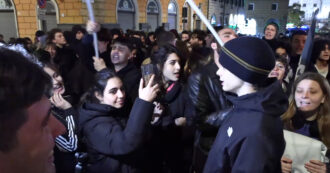 Copertina di Cariche contro gli studenti, cori contro Schlein al presidio di Roma: “Vuole prendersi i nostri meriti?”