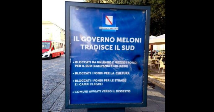 Manifesti della Regione Campania contro il governo Meloni. La destra attacca: “De Luca fa politica con i soldi pubblici”
