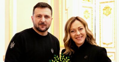 Copertina di Zelensky sparito dai social di Meloni dal 2023. Il social media manager della premier: “Una scelta editoriale”