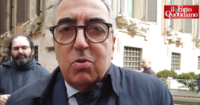 Stile Gasparri, una garanzia: cos’ha risposto il capogruppo di Forza Italia a chi ironizzava sulle sue scenette in Parlamento con le carote