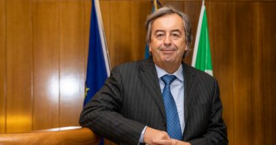 Copertina di “Credo che sentire l’oroscopo porti male. Un consiglio a chi parla di effetti collaterali dei vaccini: quando andate dal dentista, non fatevi l’anestesia”: parla Burioni