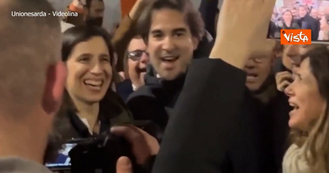 Elezioni Sardegna, Elly Schlein e Alessandra Todde cantano Bella Ciao in strada a Cagliari circondate da sostenitori – Video