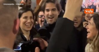 Copertina di Elezioni Sardegna, Elly Schlein e Alessandra Todde cantano Bella Ciao in strada a Cagliari circondate da sostenitori – Video