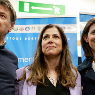 Copertina di “Truppe di terra in Ucraina”, bufera su Macron: il Fatto di domani 28 febbraio