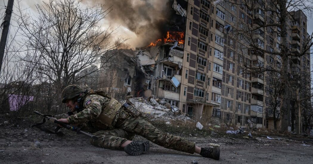 Non si ferma l’avanzata russa in Ucraina: conquistati altri due villaggi nel Donetsk. Zelensky: “Senza gli aiuti Usa rischiamo la sconfitta”