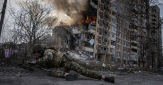 Copertina di Non si ferma l’avanzata russa in Ucraina: conquistati altri due villaggi nel Donetsk. Zelensky: “Senza gli aiuti Usa rischiamo la sconfitta”