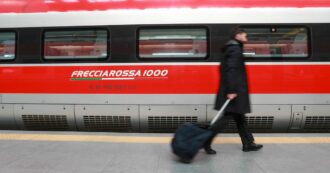 Copertina di Trenitalia introduce nuovi limiti sul trasporto di bagagli nelle Frecce. E scattano le multe