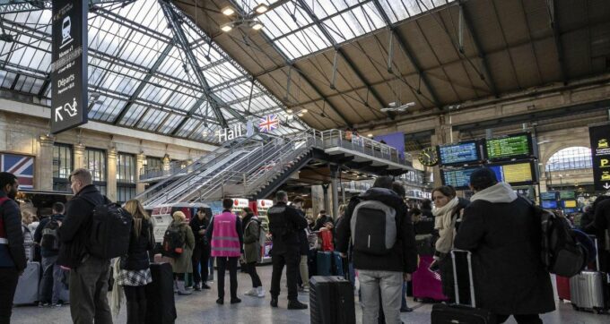 Francia, rubati un computer e alcune chiavette Usb con i piani di sicurezza per le Olimpiadi di Parigi