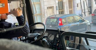 Copertina di Beve una birra mentre guida un autobus di Ferrovie del Gargano: multato dalla polizia