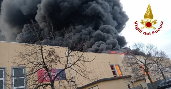 Incendio in un’azienda di materiale plastico del Milanese. Il Comune: “Il consiglio è quello di tenere chiuse le finestre”