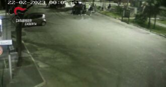 Copertina di Aggressione in stile “Arancia Meccanica” nel Casertano: 18enne picchiato, chiuso nel bagagliaio e poi abbandonato in strada – Video