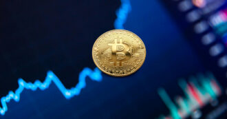Copertina di Bitcoin sopra i 60mila dollari, in rialzo del 36% da inizio 2024 e sui massimi da oltre due anni