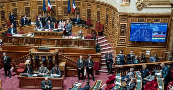 Francia, ok del Senato: il diritto all’aborto entra in Costituzione