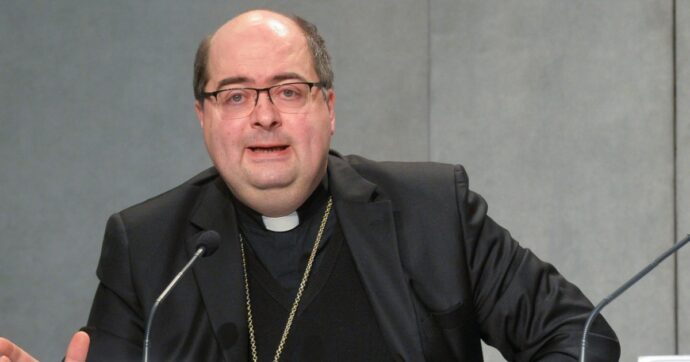 Il vescovo di Reggio Emilia nostalgico del “Non expedit”: chi ha ruoli in parrocchia non può fare politica. Le Coop bianche: “Ci ripensi”