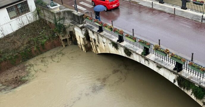 A Vicenza scuole e tangenziale chiuse per il maltempo, allerta per i fiumi. Il sindaco: “La situazione è critica”