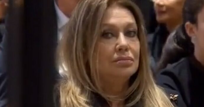 Veronica Lario, l’ex moglie di Berlusconi per la prima volta in tv: “Trattata da velina ingrata”