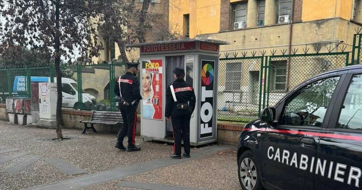 Roma, Sacerdote Trovato Morto All'interno Di Una Cabina Per Fototessere ...