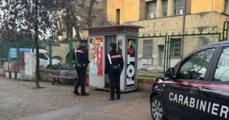 Copertina di Roma, sacerdote trovato morto all’interno di una cabina per fototessere davanti a una scuola