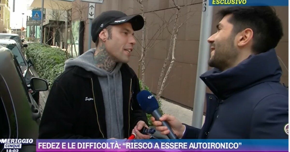 L’inviato di Pomeriggio Cinque regala un cornetto portafortuna a Fedez. Lui replica: “Se c’è speranza di tornare con Chiara? Chi vive sperando muore…”