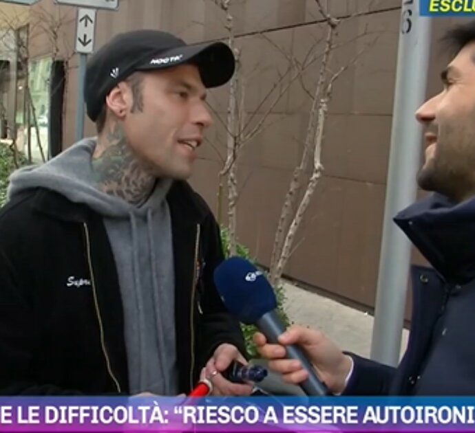 L’inviato di Pomeriggio Cinque regala un cornetto portafortuna a Fedez. Lui replica: “Se c’è speranza di tornare con Chiara? Chi vive sperando muore…”