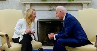 Copertina di Il paradosso Meloni: vola in Usa e fa il tifo per Biden