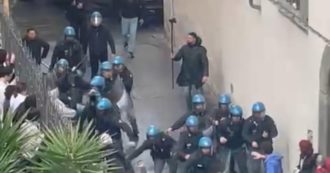 Copertina di Manganellate agli studenti a Pisa, il Viminale: “Gli agenti presenti si sono auto-identificati”. Domani nuovo corteo in città: attesi in migliaia