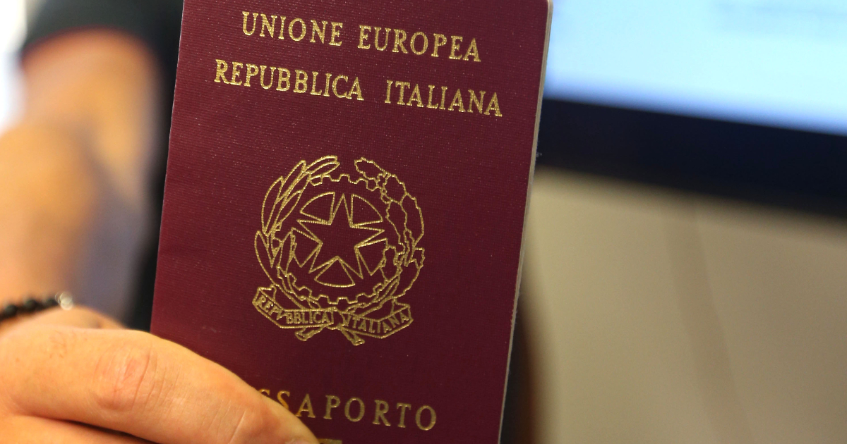 La situazione passaporti è un inferno: tempi infiniti, oltre 6mila viaggi cancellati