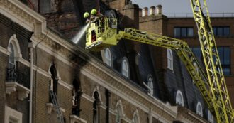 Copertina di Incendio in una palazzina residenziale a Londra: 11 persone ricoverate in ospedale e 130 evacuate – Le immagini