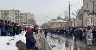 Copertina di Migliaia di persone ai funerali di Navalny, applausi e cori della folla all’arrivo del feretro – Video