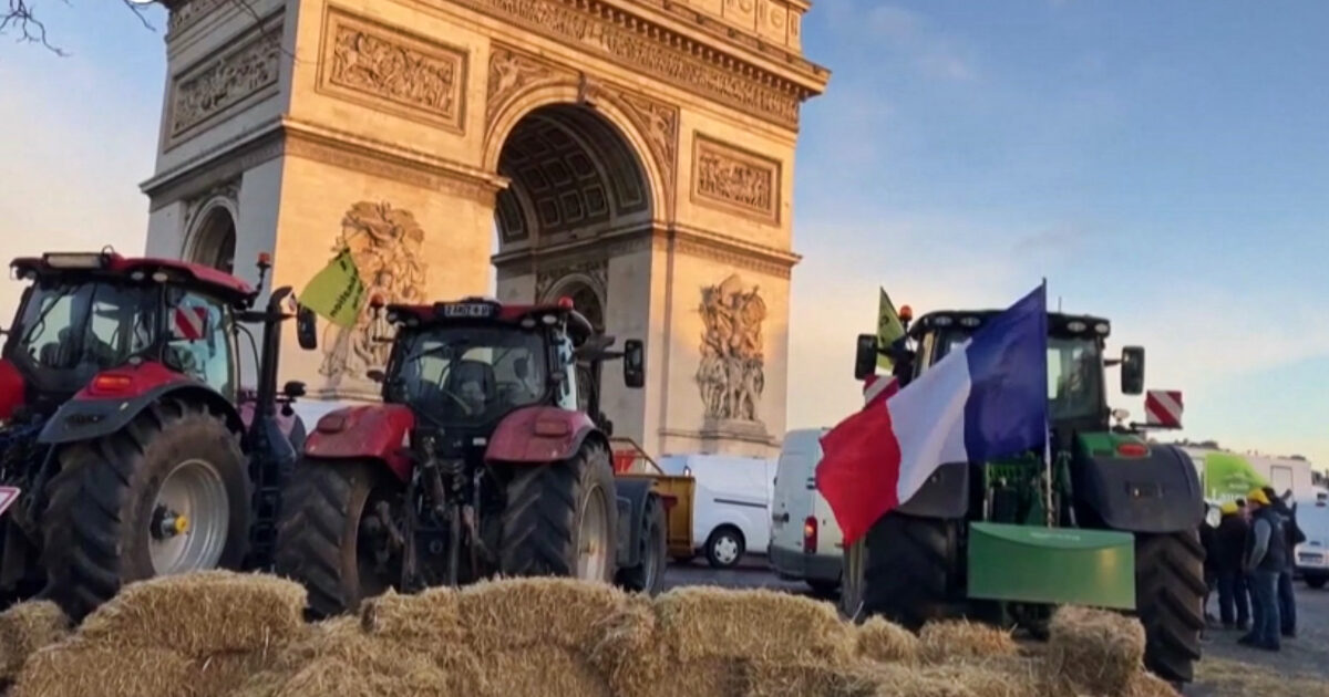 Francia, torna la rivolta degli agricoltori: a Tarascona mucchi di letame di fronte all’ufficio delle imposte