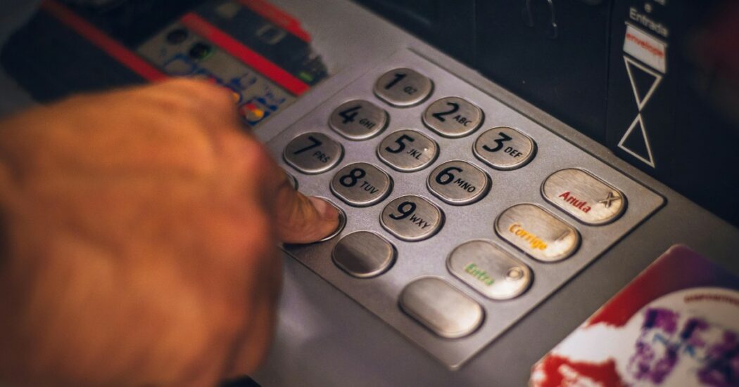 Bug nel bancomat: preleva 90mila euro in poche ore senza addebiti sul conto ma ora rischia il carcere