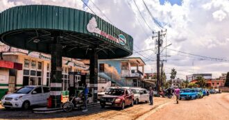 Copertina di A Cuba scatta il tanto temuto aumento dei carburanti: rincari del 500%. Così un pieno all’auto costerà più del salario medio mensile