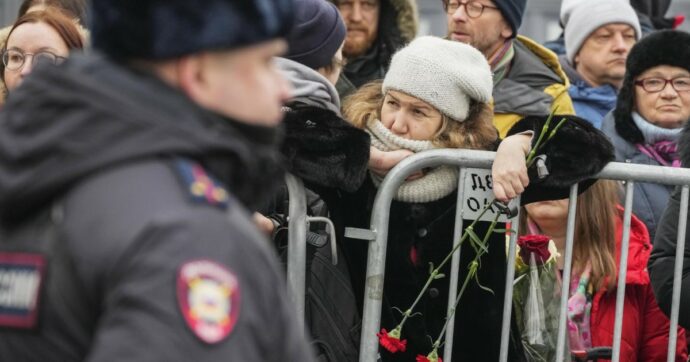 Navalny, a Putin non riesce l’ultima umiliazione. Ai funerali la folla grida: “Non abbiamo paura”