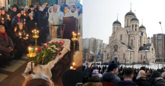 Copertina di Funerali di Navalny, migliaia di persone sfidano il divieto del Cremlino: “Un arresto alla cerimonia e 128 in tutto il Paese”