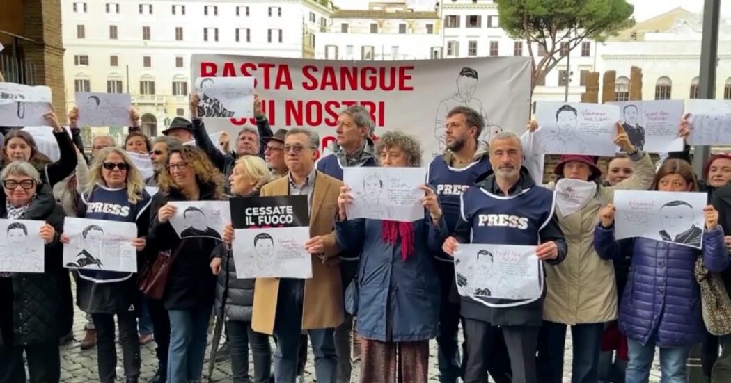 “I giornalisti non sono parte della guerra”: presidio a Roma per ricordar i cronisti uccisi a Gaza e per chiedere il “cessate il fuoco”