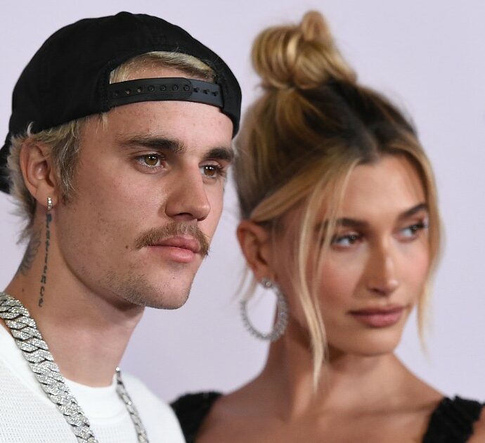 “Pregate per Justin Bieber e Hailey Baldwin. Il nemico non vuole che si avvicinino a Gesù”: la richiesta del padre di lei allarma i fan