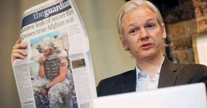Le tappe del caso Assange: Wikileaks, gli scoop sulle sulle guerre Usa, le accuse di stupro, gli anni e la paternità in ambasciata, il carcere, il rilascio