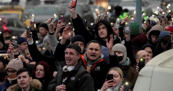 Addio a Navalny: 2mila persone e oltre cento fermi