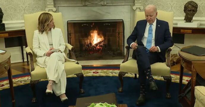 Meloni incontra Biden alla Casa Bianca: “Siamo grandi amici”. Cancellato il punto stampa di rito. Chigi: “Non era programmato”