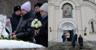 Copertina di Folla di persone per i funerali di Navalny blindati dalla polizia. Il Cremlino: “Nulla da dire alla famiglia”, poi ricorda che partecipare è reato