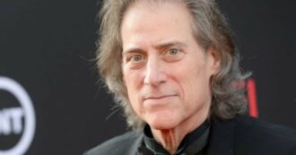 Copertina di È morto Richard Lewis, addio al principe Giovanni di Robin Hood che ironizzava sulle proprie nevrosi e dipendenze