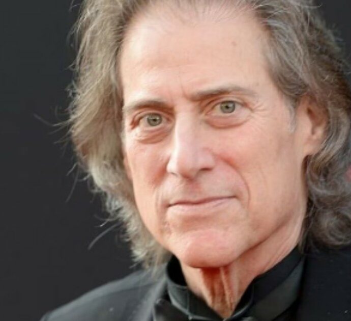 È morto Richard Lewis, addio al principe Giovanni di Robin Hood che ironizzava sulle proprie nevrosi e dipendenze