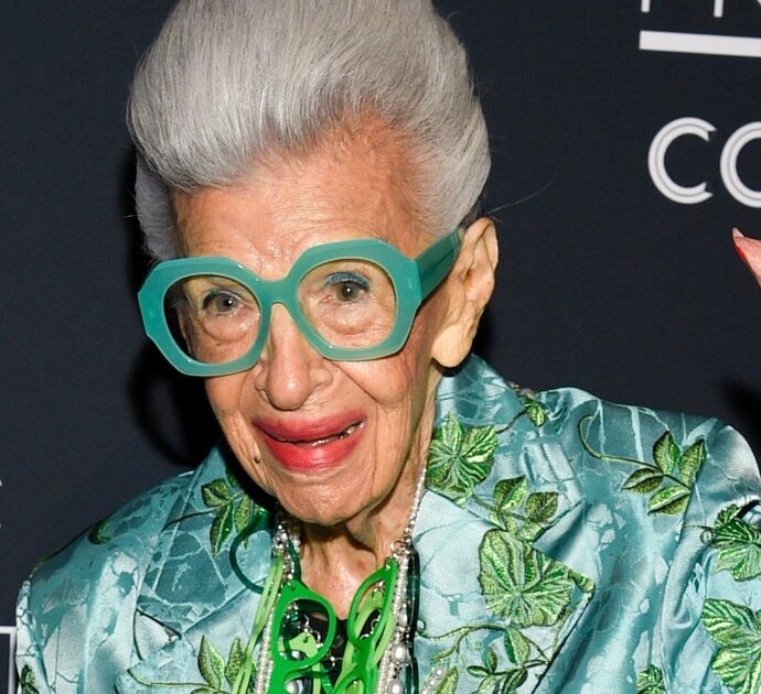 È morta Iris Apfel: l’icona di stile che ha rivoluzionato la moda con la sua allegria aveva 102 anni