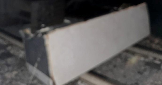 Napoli: dopo la vasca, un frigo sui binari della Circumvesuviana