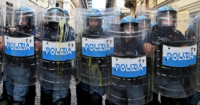 Tra scudi e manganelli, la carica dei “celerini’: sono 5mila, ben pagati