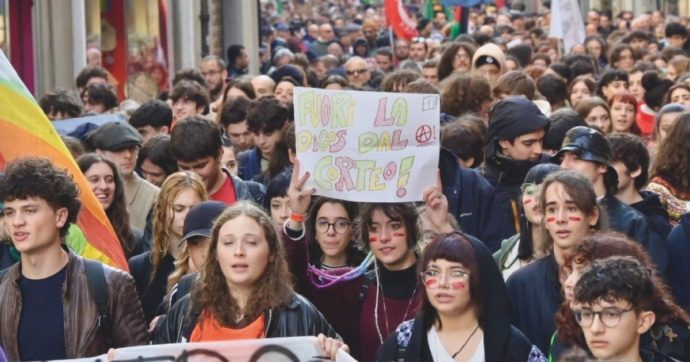 I giovani (e i  prof) riempiono Pisa: “No alla repressione del governo”