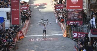 Copertina di La straordinaria fuga per 81 km di Tadej Pogacar che trionfa nella classica delle Strade Bianche