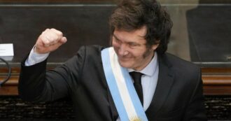 Copertina di Il presidente argentino Milei annuncia la chiusura dell’agenzia di stampa Telam: “Propaganda kirchnerista”