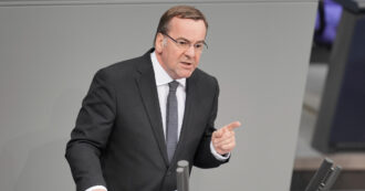 Copertina di Ufficiali tedeschi intercettati, il ministro della Difesa di Berlino: “Putin vuol destabilizzarci”. Ma ammette: “Usata una linea non sicura”